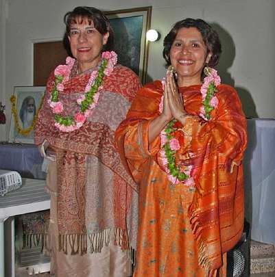 02-colombia[1].jpg - They began the evening  by garlanding two of the great Mothers of the Movement in Colombia and of all Latin America, TM Sidhi-Administrator Luz Marina Lascano and Mar�a Teresa Acosta, who have participated as founding members of the organization.